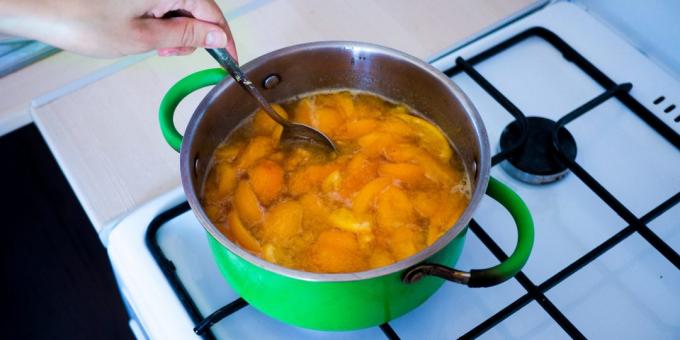 Jam från aprikoser och apelsiner: koka i 20 minuter på låg värme