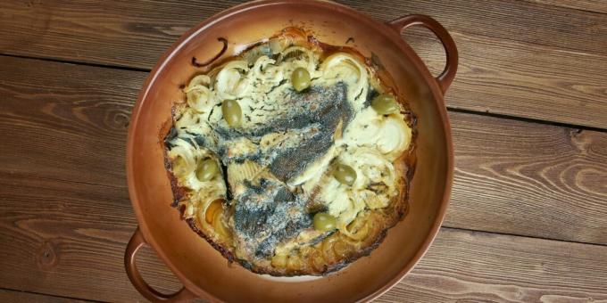 Hur man lagar fisk i ugnen: flundra med lök och gräddfil
