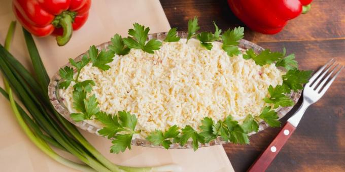 "Brud" sallad med kokt kyckling och äpple: ett enkelt recept