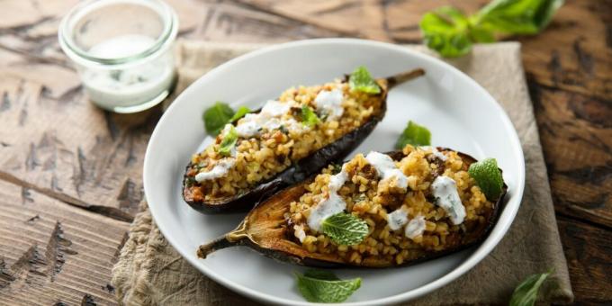 Aubergine fylld med bulgur och russin