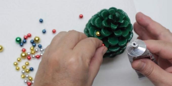 hur man gör en julgran med egna händer: lägg till pärlor
