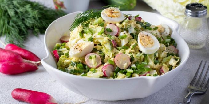 Pekingkålsallad med ägg och gurkor