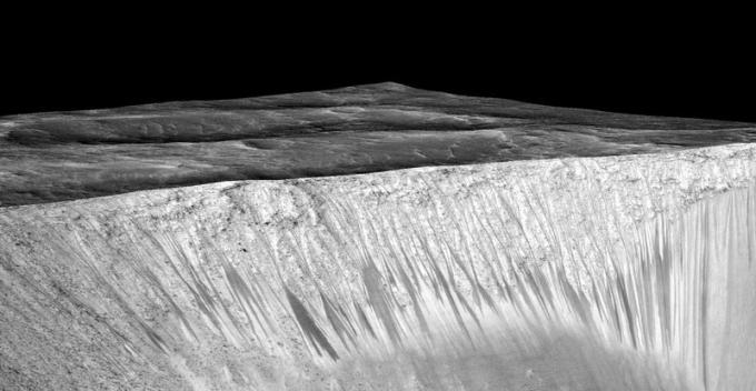Vatten på Mars existerar i flytande form