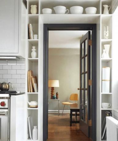 Design små lägenheter: hyllorna runt dörren