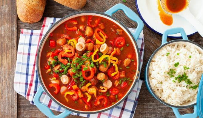 Ragout med paprika och korv