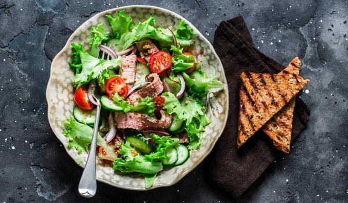 Varm thailändsk sallad med nötkött och grönsaker