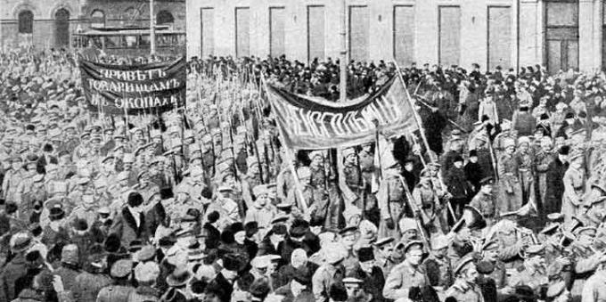 Ryska imperiets historia: februarirevolutionen. Soldatdemonstration i Petrograd under februaridagarna. 