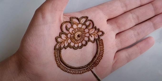 Henna -ritningar på handen: skissera cirklarna