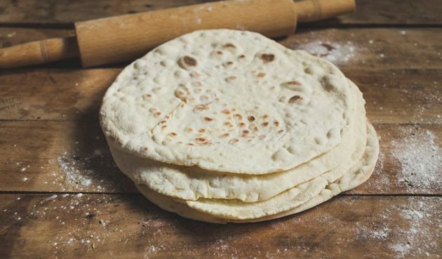 Gyros med kyckling- och yoghurtsås: du kan använda en pita i butiken eller göra ditt eget flatbröd