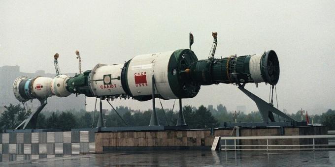 Modell av stationen Salyut-7 framför en av paviljongerna i VDNKh i Moskva, 1985