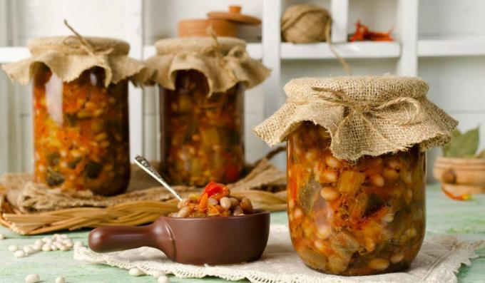 Auberginesallad med bönor för vintern