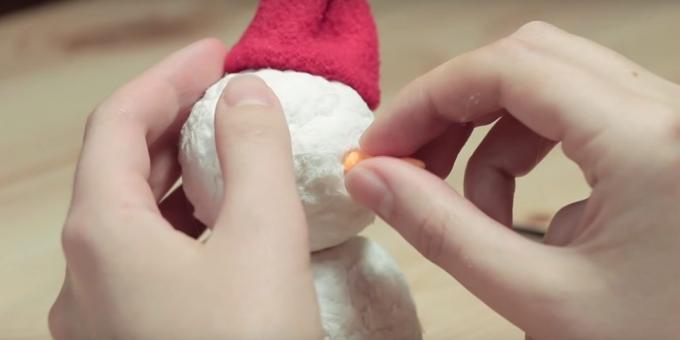Snowman med sina egna händer: skapa en snögubbe och lim delar