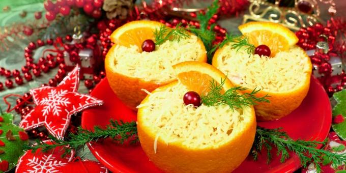 Ostsallad med krabbpinnar i apelsin: recept på nyårssallader