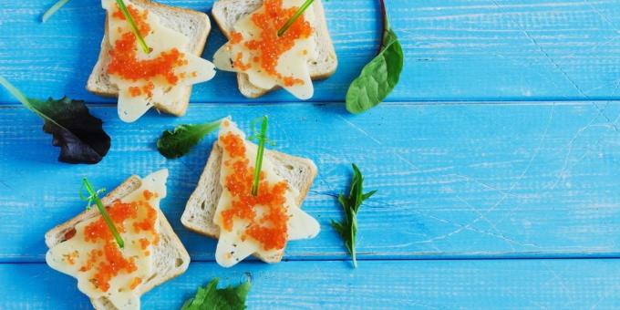 Smörgåsar med röd kaviar och ost
