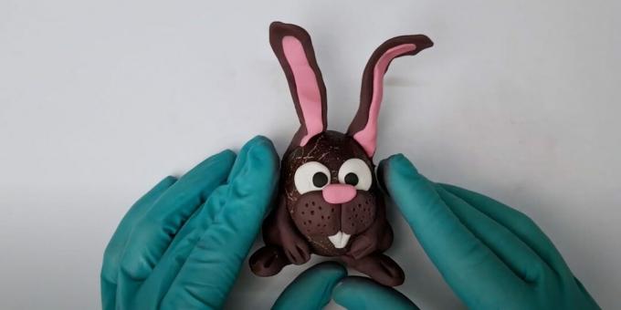 DIY-hantverk för påsk: en hare från ett ägg och plasticine