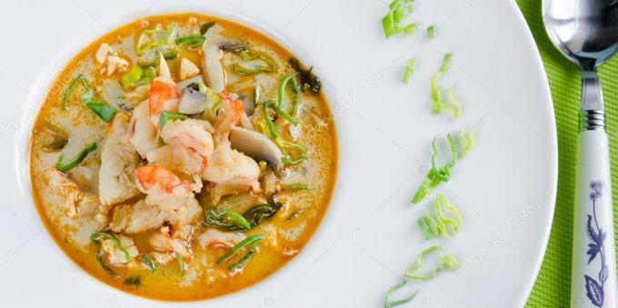 Thai soup "Tom Yam" svamp och grön lök