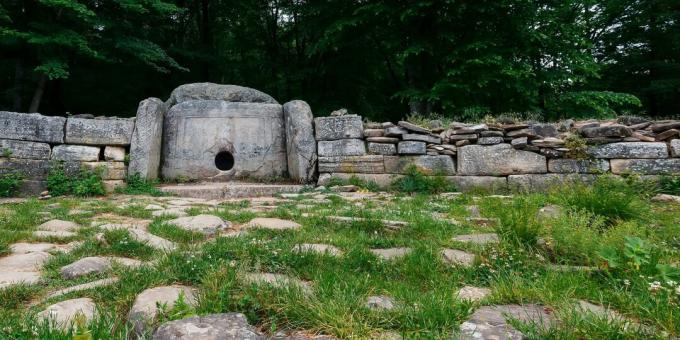 Sevärdheter i Gelendzhik: dolmens av Zhane-floden och byn Vozrozhdenie