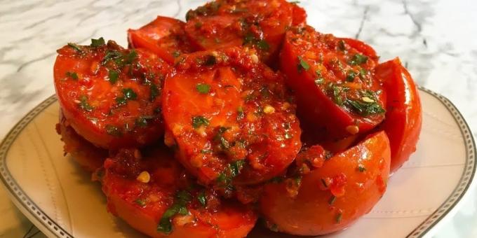 Tomater i koreanska för vintern med vitlök, klocka och varm paprika och persilja