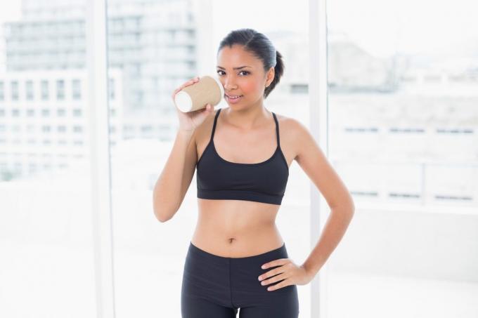 Morgon träning: dricka kaffe