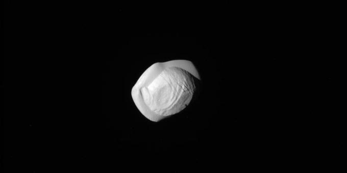 Foto utrymme: klimp på Saturnus omloppsbana