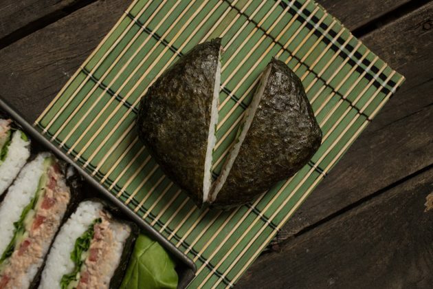 Klassisk onigirazu sushi smörgås: ta bort folien och dela onigirazu i hälften