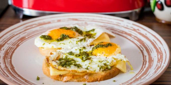 Ägg med pesto - en fantastisk frukost på 5 minuter