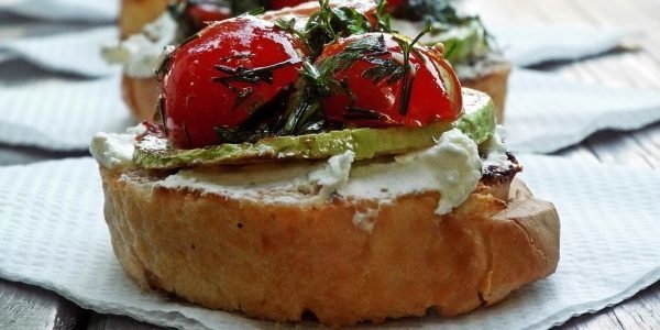 Vad att laga mat utomhus, med undantag för kött: toast med kvarg, bakade zucchini och tomater