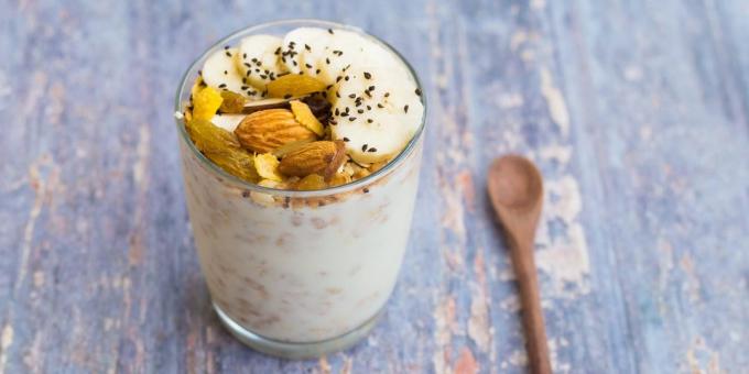 vad man ska äta innan ett träningspass: yoghurt med nötter och banan