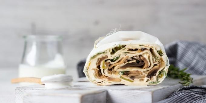 Roll från lavash med svamp och ost