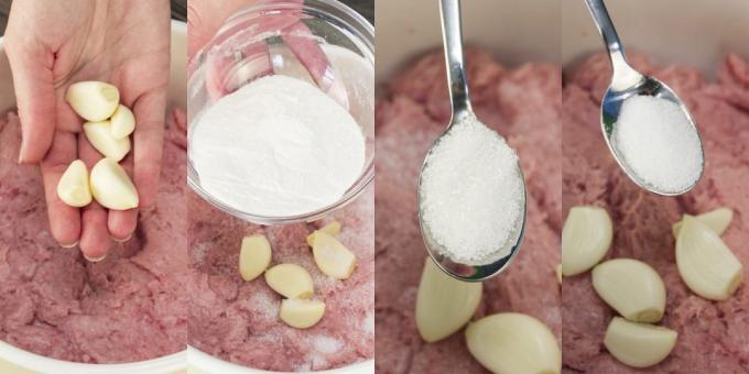 Steg för steg recept för hemlagad korv: Tillsätt vitlök, grädde, salt, socker