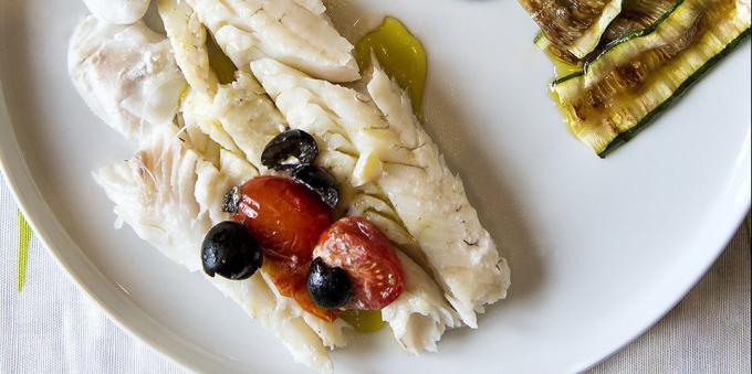 Hur att laga mat i ugnen abborre med oliver och körsbär