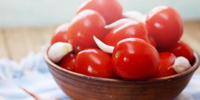 Hur att beta tomater, vitlök, svartpeppar, torr senap och Lavrushka