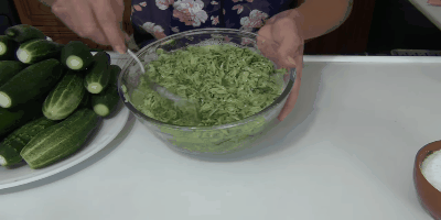 Recept gurka gurkor: Lägg riven grönsaker till salt och blanda väl