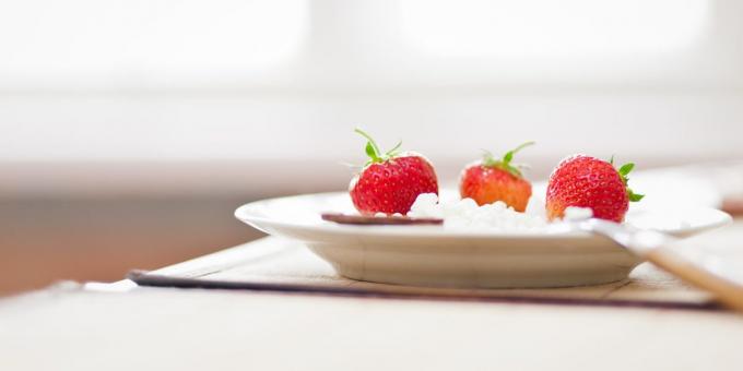 vad man ska äta innan ett träningspass: keso med jordgubbar och jordnötter