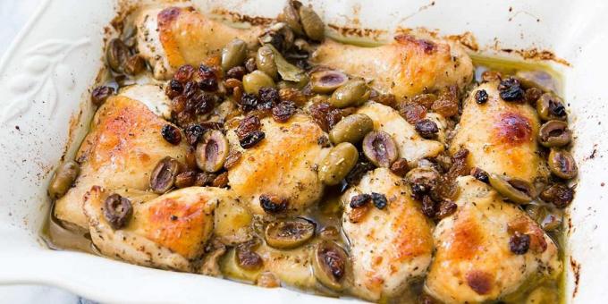 Kyckling i ugnen i vin med russin och oliver