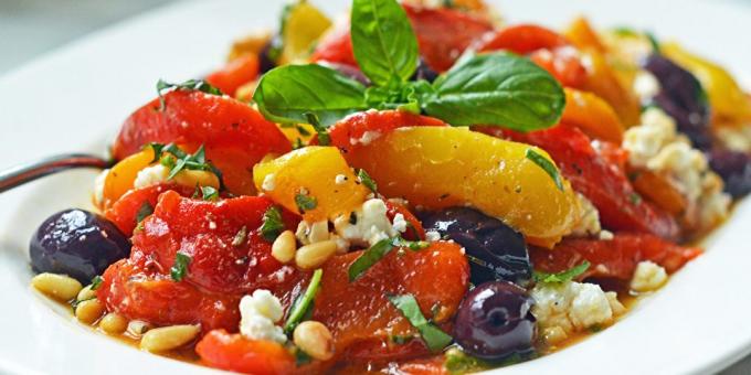 Sallad med bakade peppar, fetaost, oliver och pinjenötter