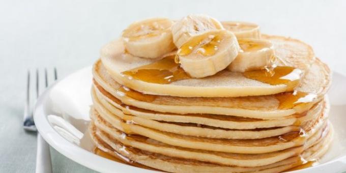 Vad du ska laga mat till frukost: American pannkaka med honung och bananer