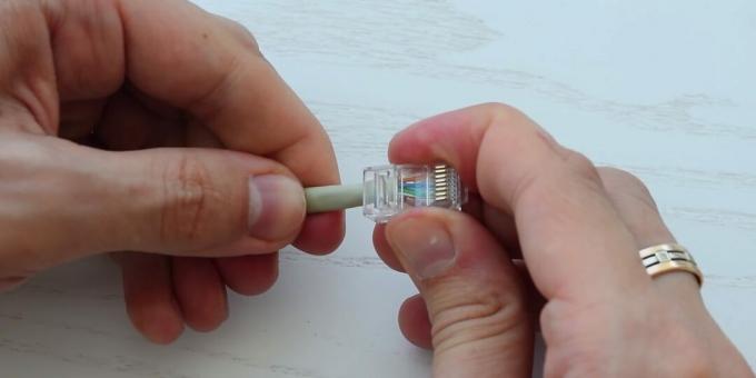 Så här krymper du en tvinnad kabel: Sätt på kontakten