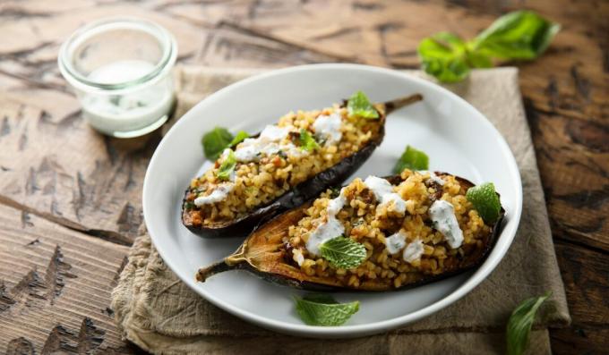 Aubergine fylld med bulgur och russin