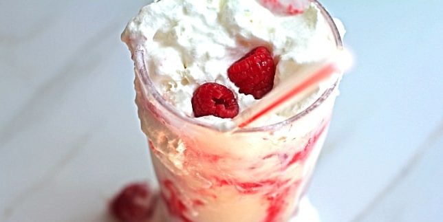 Milkshake med jordgubbar och vit choklad