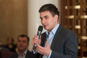 Jobb: Almir Salimov, generaldirektör för klubben chefer E-AMMAN