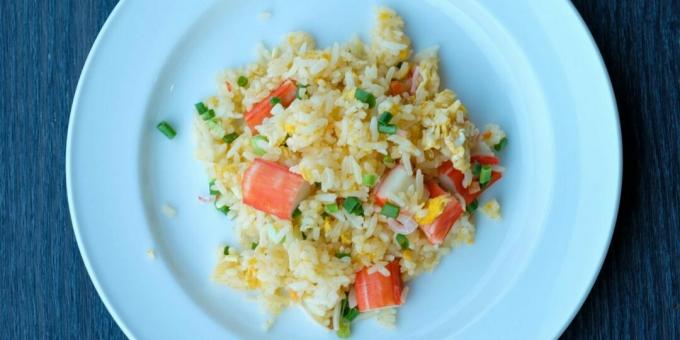 Stekt ris med krabba pinnar och ägg