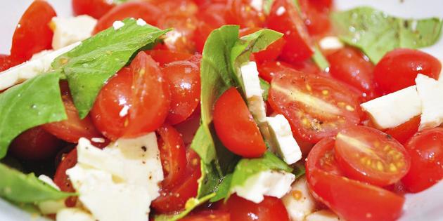 snabba recept av rätter: sallad med tomater och fetaost 