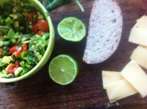Recept: Varm smörgås med guacamole och ost