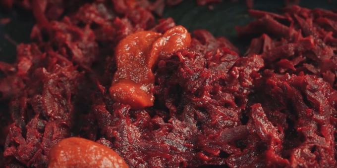 Steg för steg recept för borscht: lägg till uppståndelse tomatpuré, och lämna på värme i ytterligare 5-7 minuter