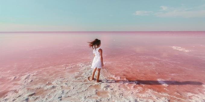 Fantastiska platser i Ryssland: rosa sjön Burlinskoe i Altai