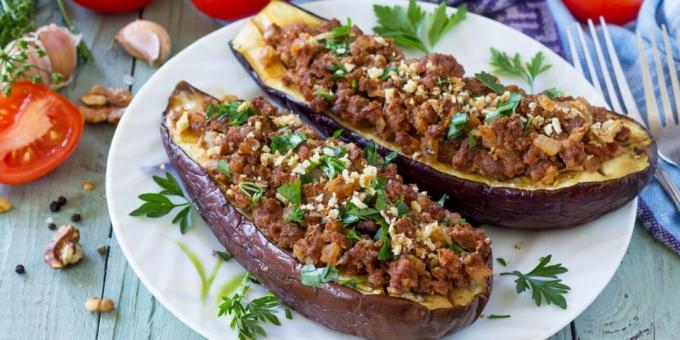 Auberginebåtar med lamm och granatäppelsås