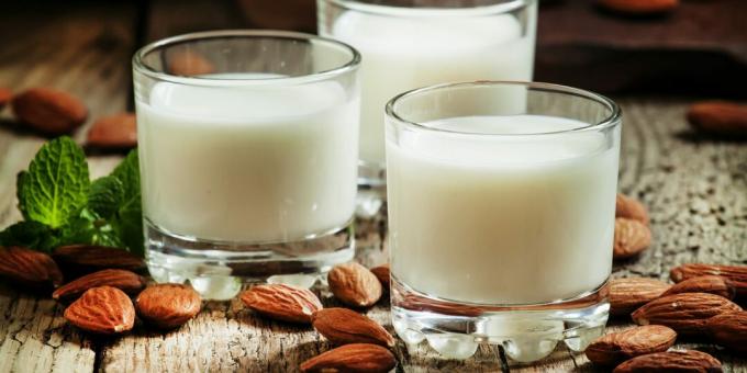Hälsosamma drycker före sänggåendet: mandelmjölk