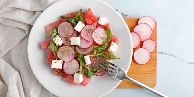 Thailändsk sallad med vattenmelon, rädisa, feta och kryddig dressing