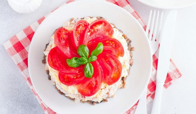 Rökt kycklingsallad med tomater och svamp